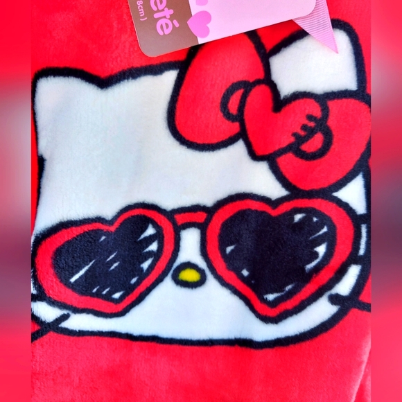 NWT Hello Kitty Red Plush Blanket - Picture 1 of 4